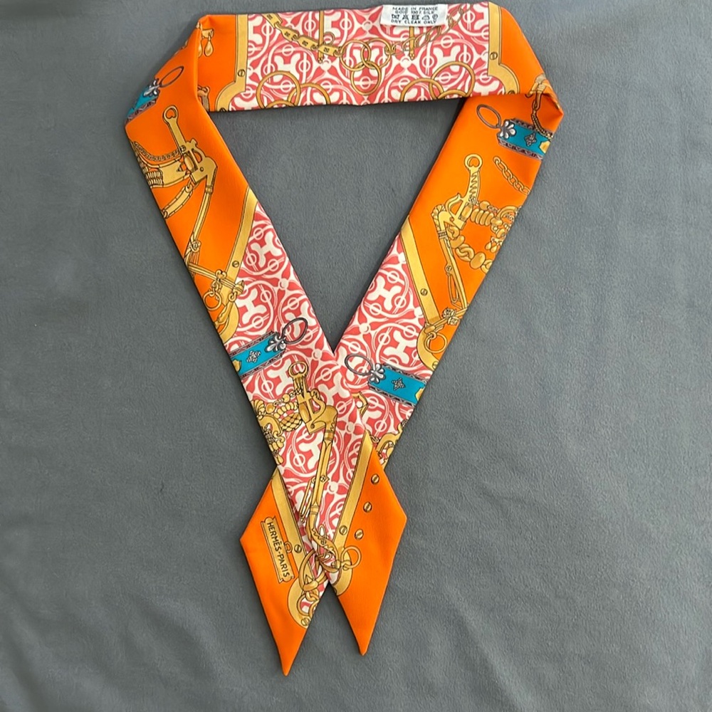 Hermes scarf 33x2”
Wore one time only. Excellent condition